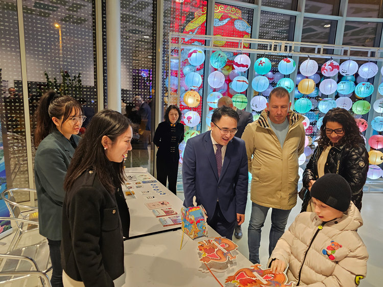 匈牙利小朋友猜燈謎。翟朝暉攝