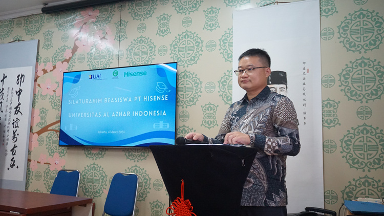 海信印尼公司總經(jīng)理李現(xiàn)委致辭。阿拉扎大學(xué)孔子學(xué)院供圖