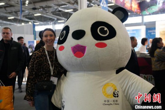 3月5日，2024年柏林國際旅游交易會(ITB)在柏林會展中心拉開帷幕。以“你好！中國”為主題的中國展區(qū)當日亮相展會。圖為觀眾與大熊貓人偶合影。中新社記者 馬秀秀 攝