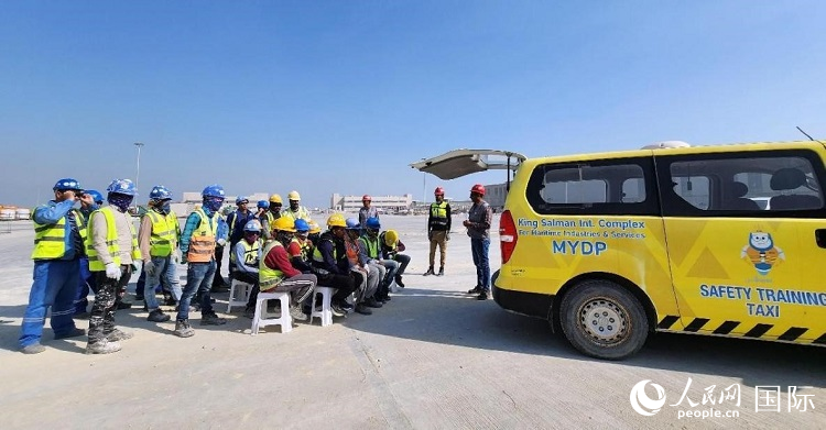 安全宣講出租車在現(xiàn)場播放安全視頻。人民網(wǎng)記者 管克江攝