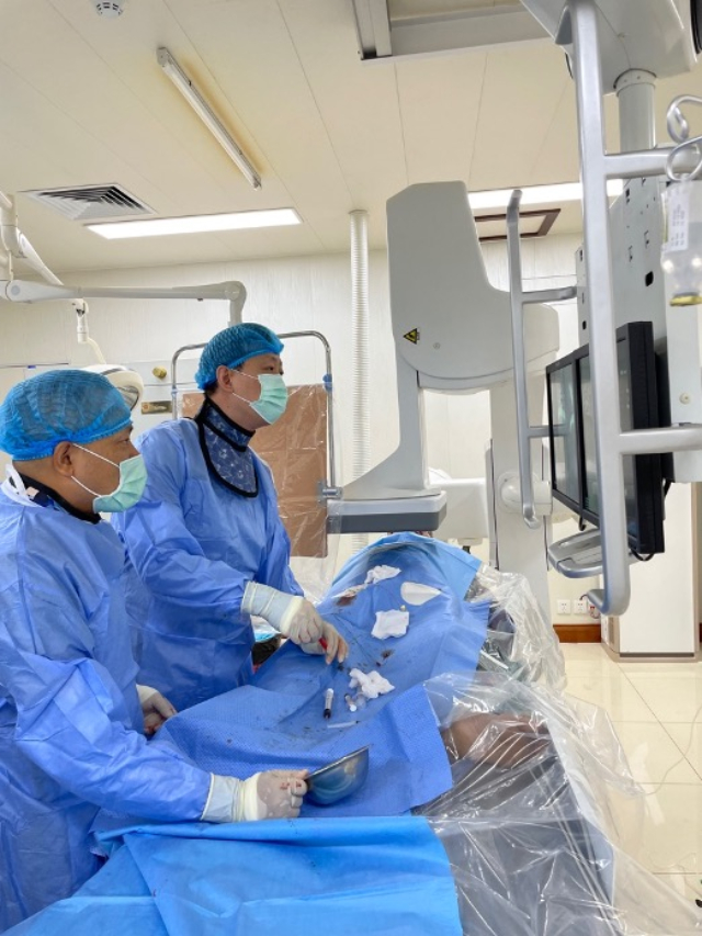 李凱教授（右）和劉海濤教授（左）為患者行TACE手術。中國駐老撾大使館供圖