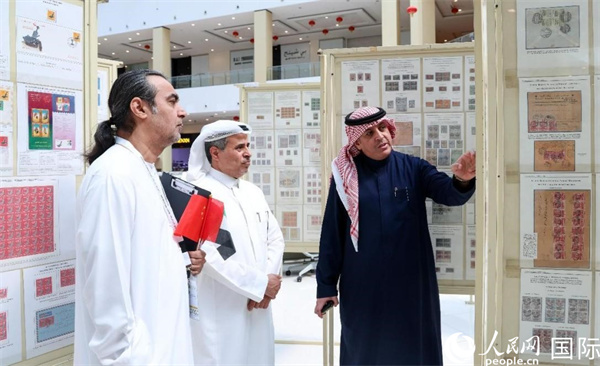 觀(guān)眾在欣賞集郵展作品。人民網(wǎng)記者 任皓宇攝