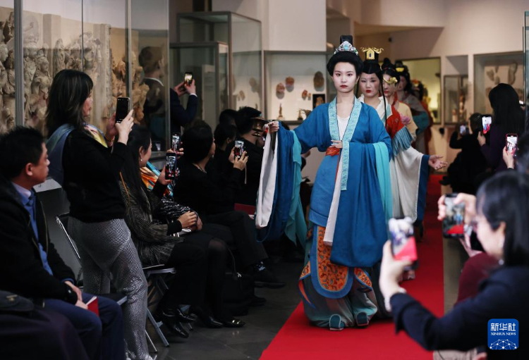 3月13日，在位于法國巴黎的吉美國立亞洲藝術(shù)博物館，模特展示敦煌復(fù)原服飾。新華社記者 高靜 攝