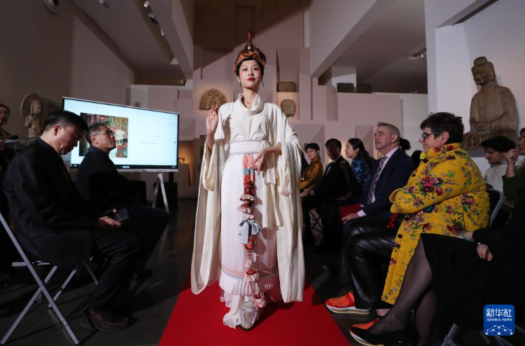 3月13日，在位于法國巴黎的吉美國立亞洲藝術(shù)博物館，模特展示敦煌復(fù)原服飾。新華社記者 高靜 攝
