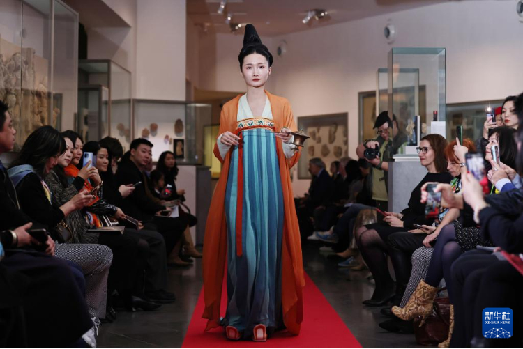 3月13日，在位于法國巴黎的吉美國立亞洲藝術(shù)博物館，模特展示敦煌復(fù)原服飾。新華社記者 高靜 攝