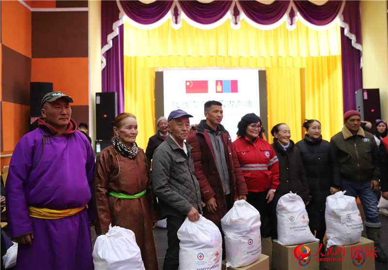 3月18日，向受災(zāi)牧民分發(fā)中方賑災(zāi)物資現(xiàn)場。人民網(wǎng)記者 霍文攝
