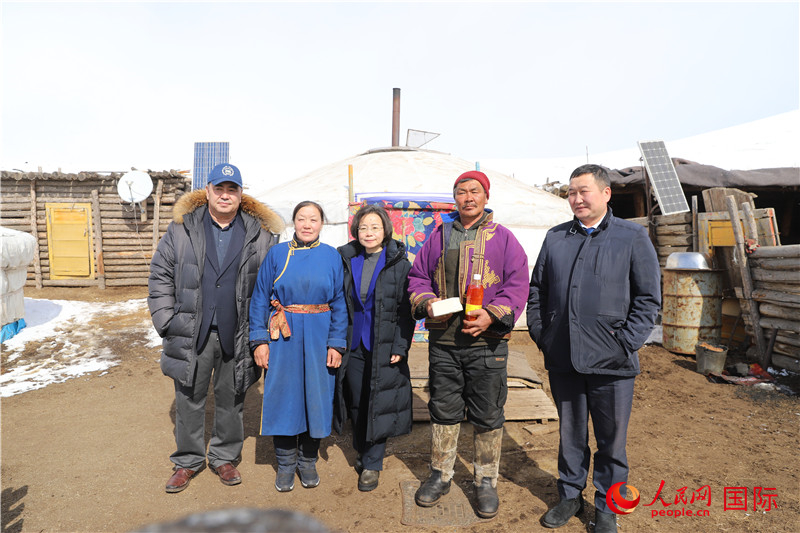 5.3月18日，沈大使與牧民及縣領(lǐng)導(dǎo)合影。人民網(wǎng)記者 霍文攝