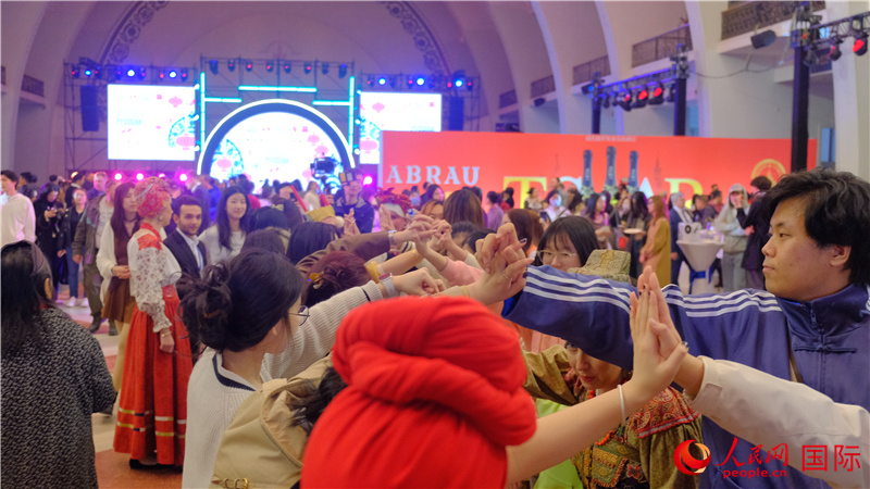 中俄觀眾在現(xiàn)場參與俄羅斯民俗互動游戲。人民網(wǎng) 褚夢琦攝