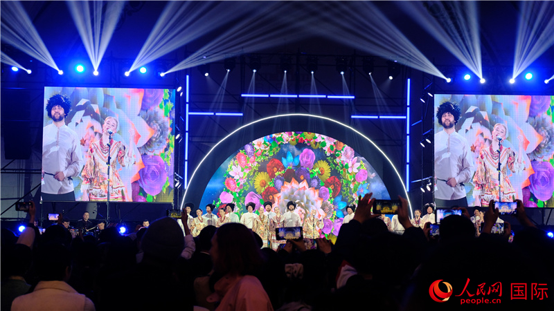 中俄觀眾欣賞俄羅斯傳統(tǒng)歌舞表演。人民網(wǎng) 褚夢琦攝