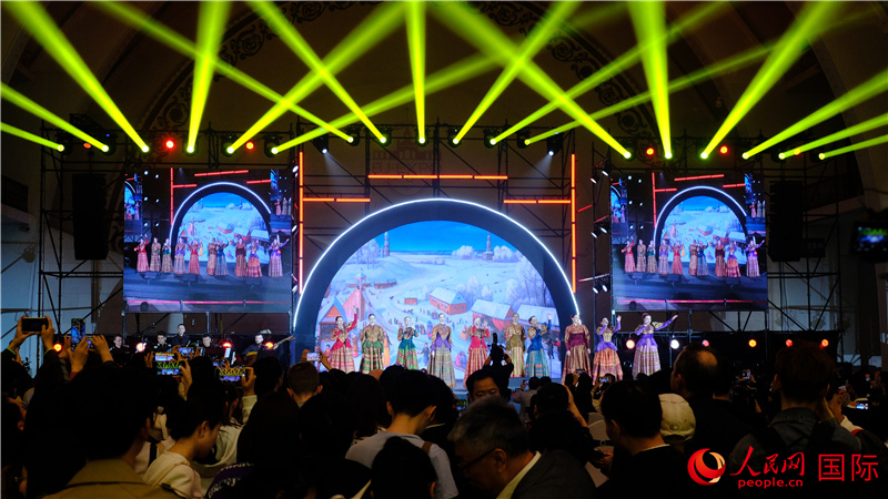 中俄觀眾欣賞俄羅斯傳統(tǒng)歌舞表演。人民網(wǎng) 褚夢琦攝