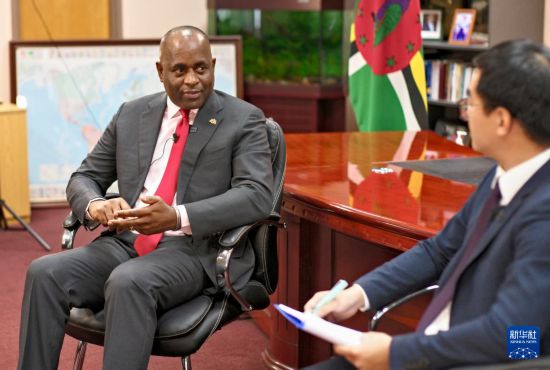 3月4日，多米尼克總理斯凱里特在首都羅索接受新華社記者專訪。新華社記者 趙凱 攝