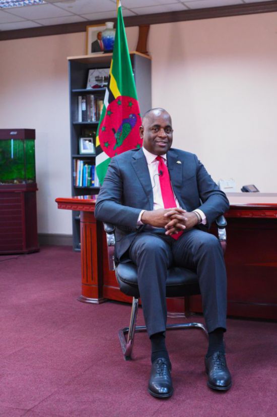 3月4日，多米尼克總理斯凱里特在首都羅索的總理辦公室接受新華社記者獨家專訪。新華社記者 趙凱 攝