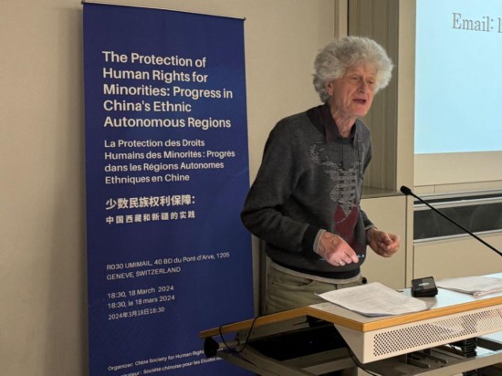 3月18日，由中國(guó)人權(quán)研究會(huì)主辦的“少數(shù)民族權(quán)利保障：中國(guó)西藏和新疆實(shí)踐”主題講座在瑞士日內(nèi)瓦舉行。圖為比利時(shí)知名藏學(xué)家安德烈·拉克魯瓦在講座上發(fā)言。新華社記者石松攝