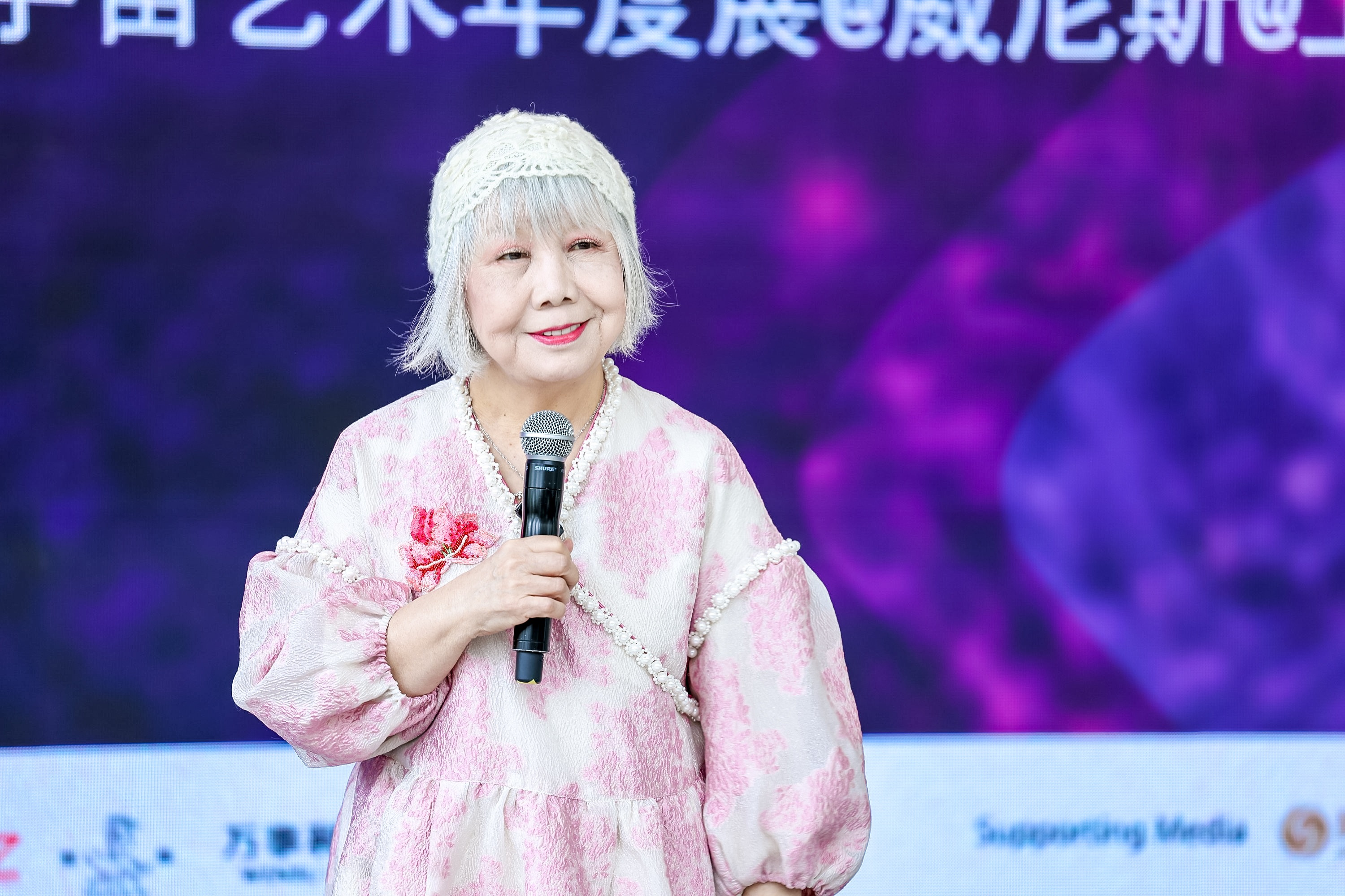 圖3：資深策展人、藝評(píng)家、臺(tái)北實(shí)踐大學(xué)教授陸蓉之致辭（圖片：鳳凰中心）