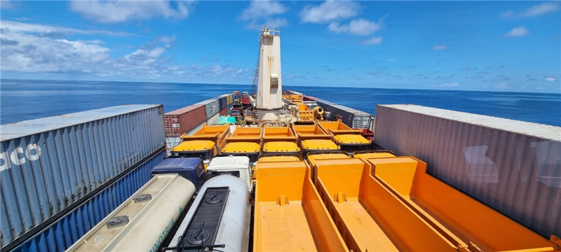 中蘇海運直航貨輪在海上行駛。中國駐蘇里南大使館供圖