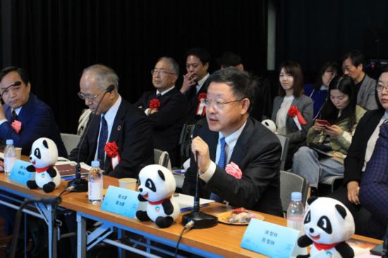 圖為四川省文化和旅游廳廳長戴允康向日本友人介紹四川旅游資源。（中國駐東京旅游辦事處供圖）