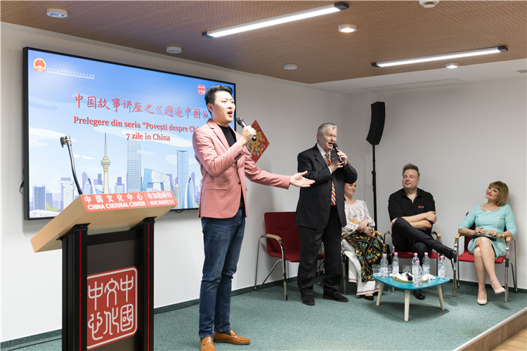 中國青年男高音歌唱家方瀧與奧爾基·圖爾達合唱羅語歌曲。布加勒斯特中國文化中心供圖。