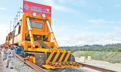 中企承建的馬東鐵項目創(chuàng)造就業(yè)機會超過1.8萬個，合作的當(dāng)?shù)仄髽I(yè)超過1900家——為促進馬來西亞東西海岸互聯(lián)互通貢獻(xiàn)力量（共建“一帶一路”第一現(xiàn)場）