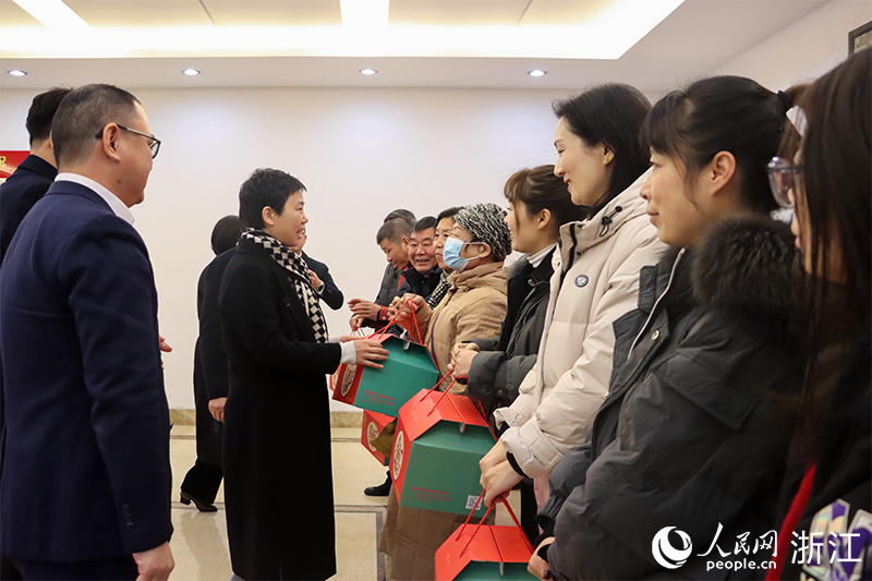 杭州市上城區(qū)“我為年夜飯?zhí)淼啦恕睈坌亩Y盒正式啟送。人民網(wǎng) 秦文攝