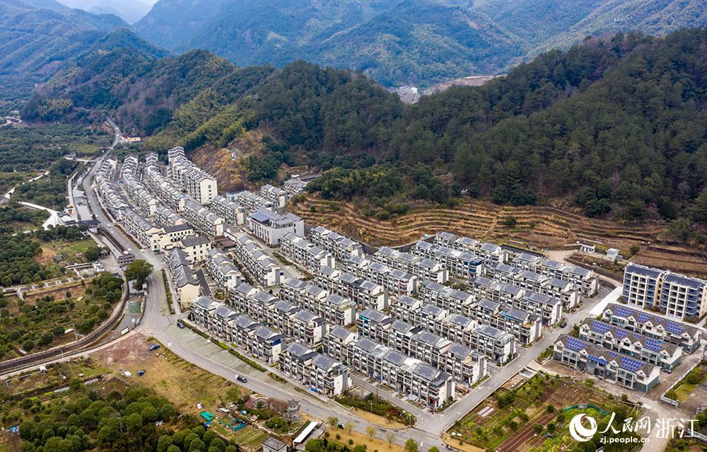 近日，航拍寧波市海曙區(qū)龍觀鄉(xiāng)李岙村屋頂光伏項目。人民網(wǎng) 章勇濤攝