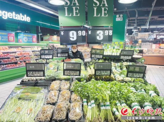 　　家樂福芙蓉廣場店，市民在選購春菜。