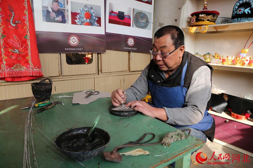 戲曲盔頭技藝傳承人許茂臣正在足活。 韓冰攝