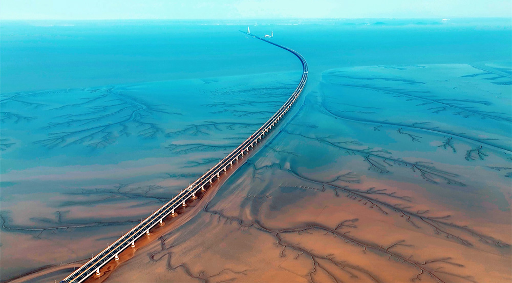 錯(cuò)落有致的溝壑與灘涂地貌有機(jī)融合，勾勒出形態(tài)各異的“灘涂丹青”。虞昌勝攝