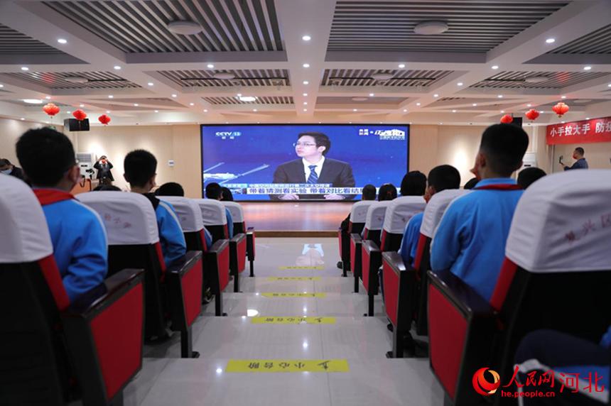 邯鄲市復(fù)興區(qū)實(shí)驗(yàn)小學(xué)學(xué)生集中收聽(tīng)收看“天宮課堂”第二課。 王伸攝