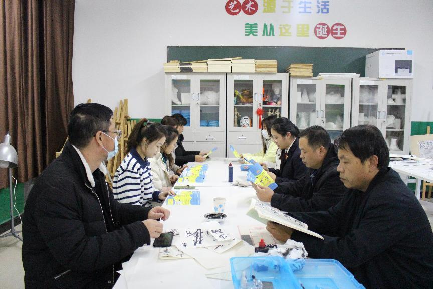 河北省臨西縣人民檢察院未檢檢察官在臨西縣第二小學(xué)為家長(zhǎng)講解家庭教育促進(jìn)法。 孫國(guó)月攝