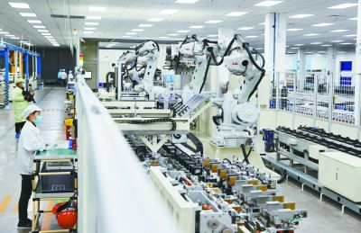 全球鋰離子電池領(lǐng)軍企業(yè)欣旺達動力電池生產(chǎn)車間。 南京日報/紫金山新聞記者 崔曉 攝