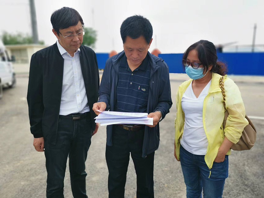 國情調(diào)查核查組專家對司家營鐵礦生產(chǎn)臺賬等進(jìn)行檢查。袁海波攝