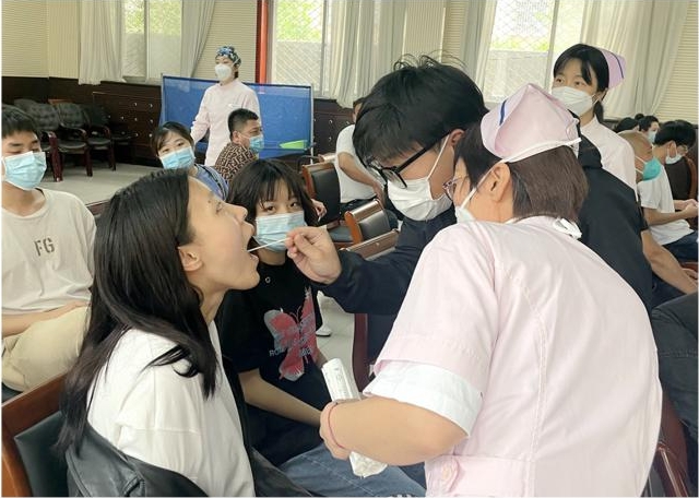 醫(yī)院對志愿者進(jìn)行線下培訓(xùn)。李艷紅攝