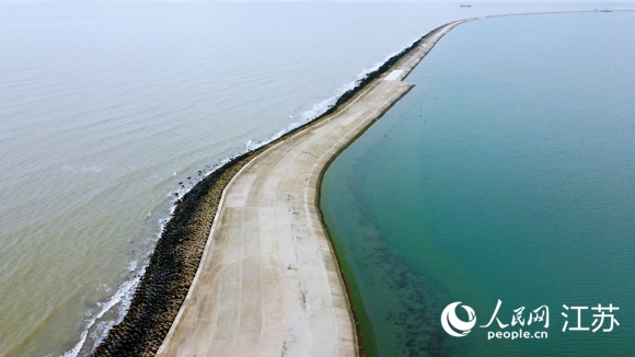 迷人的雙色海。人民網(wǎng)記者 王繼亮攝