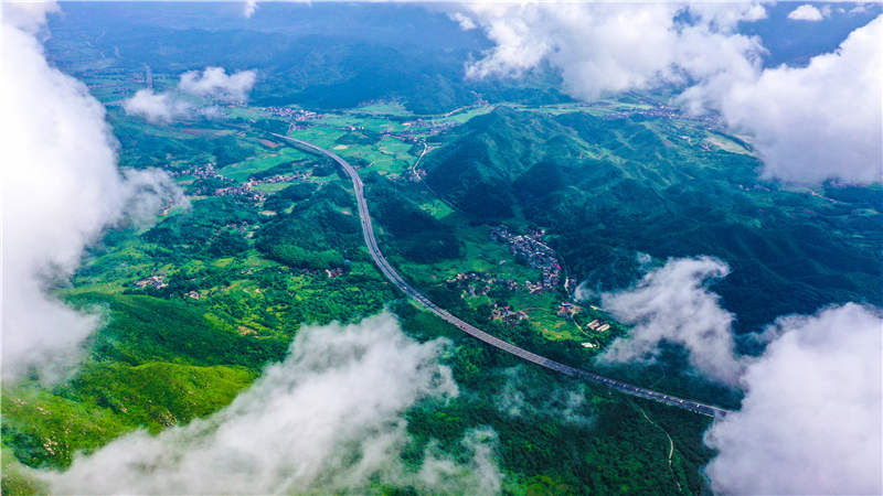 湖南省常寧市廟前鎮(zhèn)泉井村，云霧繚繞，青山蒼翠，公路蜿蜒，秀美如畫。周秀魚春攝
