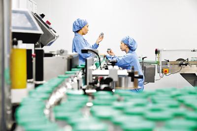 通過加大創(chuàng)新藥物研發(fā)力度，石藥集團(tuán)實現(xiàn)了傳統(tǒng)工業(yè)企業(yè)向創(chuàng)新型企業(yè)轉(zhuǎn)型。（本報資料片）