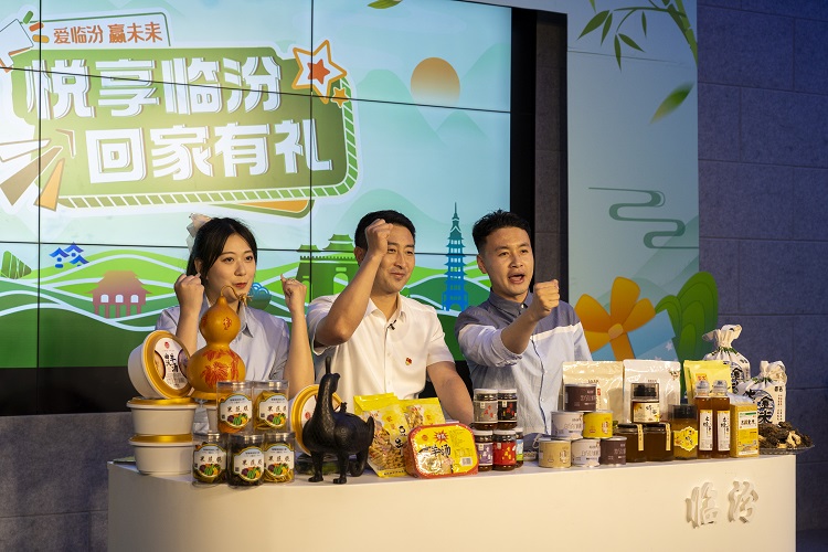 6月3日下午，在臨汾原產(chǎn)地商品體驗(yàn)店，曲沃縣副縣長樊奇選對(duì)當(dāng)?shù)氐霓r(nóng)特產(chǎn)品、旅游景點(diǎn)進(jìn)行了推介代言。鄭遠(yuǎn)飛攝