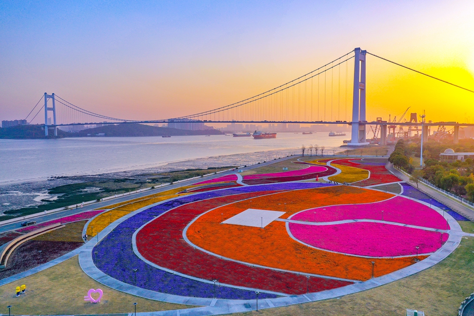 靖江長(zhǎng)江畔的音樂花海廣場(chǎng)。盛義攝