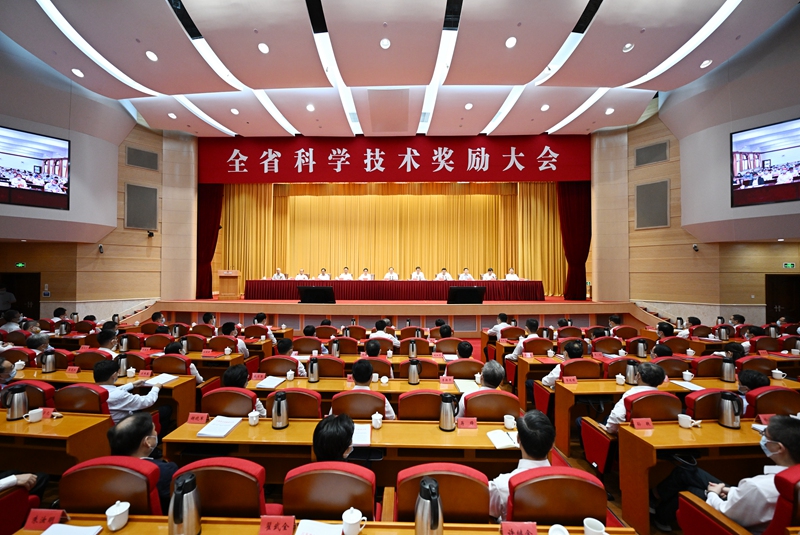 圖為江蘇省科學(xué)技術(shù)獎(jiǎng)勵(lì)大會(huì)現(xiàn)場(chǎng)。吳勝攝