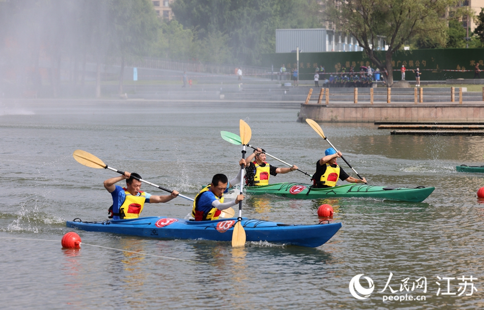 夏日清晨，一艘艘色彩鮮艷的賽艇和槳板在伯瀆河畔穿梭。朱剛?cè)簲z