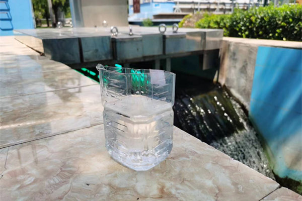 在邯鄲市雞澤縣藍(lán)天污水處理廠，污水經(jīng)過處理后清澈透明。鄭佳欣攝