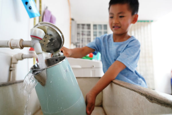 在峰峰礦區(qū)彭城鎮(zhèn)羊角鋪村村民家中，清澈甘甜的飲用水從水管中流出。峰峰礦區(qū)區(qū)委宣傳部供圖