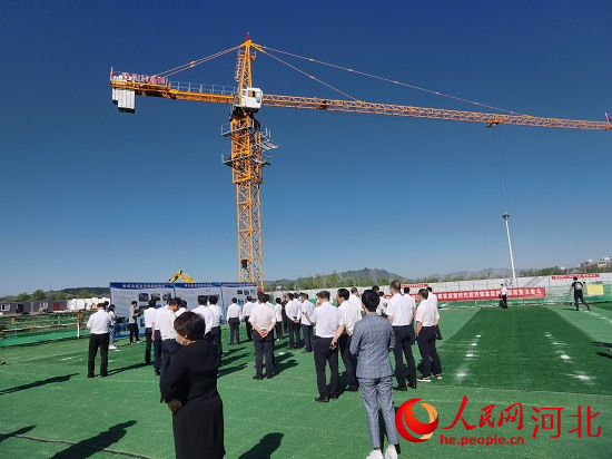 觀摩團(tuán)走進(jìn)塔吊林立的項(xiàng)目現(xiàn)場(chǎng)。人民網(wǎng)張繼航攝