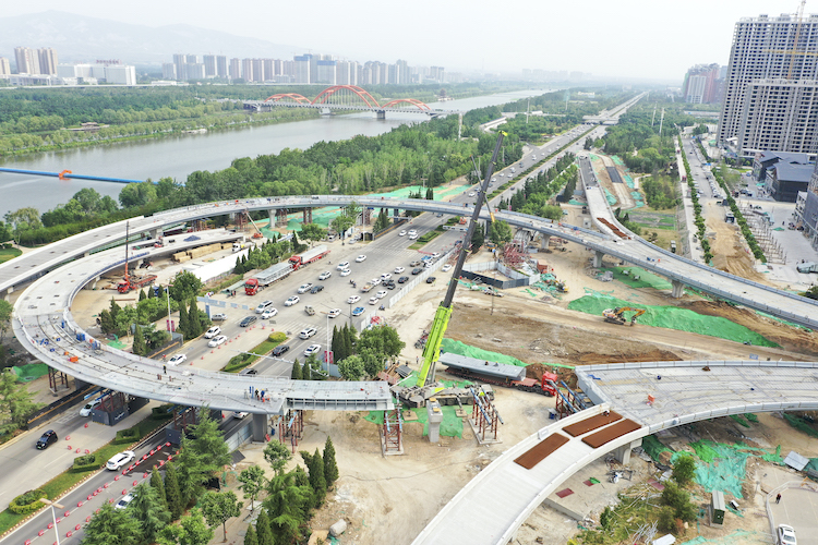 市區(qū)五一路快速通道工程西段順利合龍。