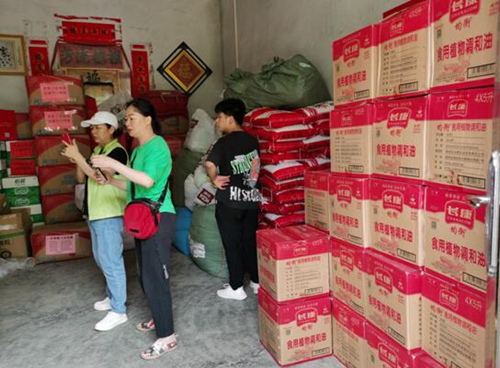 湖南省永州市江華瑤族自治縣越野e族江華中隊(duì)17輛越野車，滿載著永州市星望混凝土有限公司捐贈(zèng)的7萬元物資送達(dá)江華瑤族自治縣蔚竹口鄉(xiāng)磨刀村。受訪單位供圖