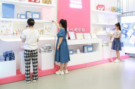 多樣的高陽紡織產(chǎn)品吸引大家關(guān)注。班靜怡攝