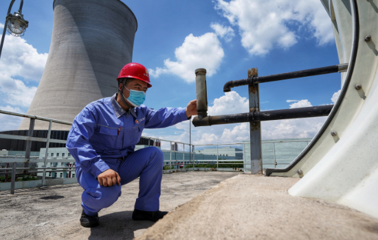 河北涿州京源熱電有限責(zé)任公司技術(shù)人員正在對設(shè)備進行檢驗排查。劉楊攝