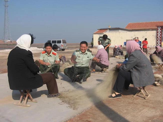 宋萬民幫助漁民修補(bǔ)漁網(wǎng)。 濱州市公安局海岸警察支隊(duì)岔尖派出所供圖