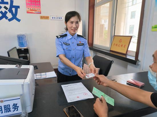 張靜正在為群眾辦理業(yè)務(wù)。 趙凱攝