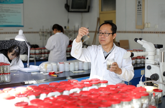 武大勇在實(shí)驗(yàn)室開(kāi)展檢驗(yàn)工作。 受訪者供圖