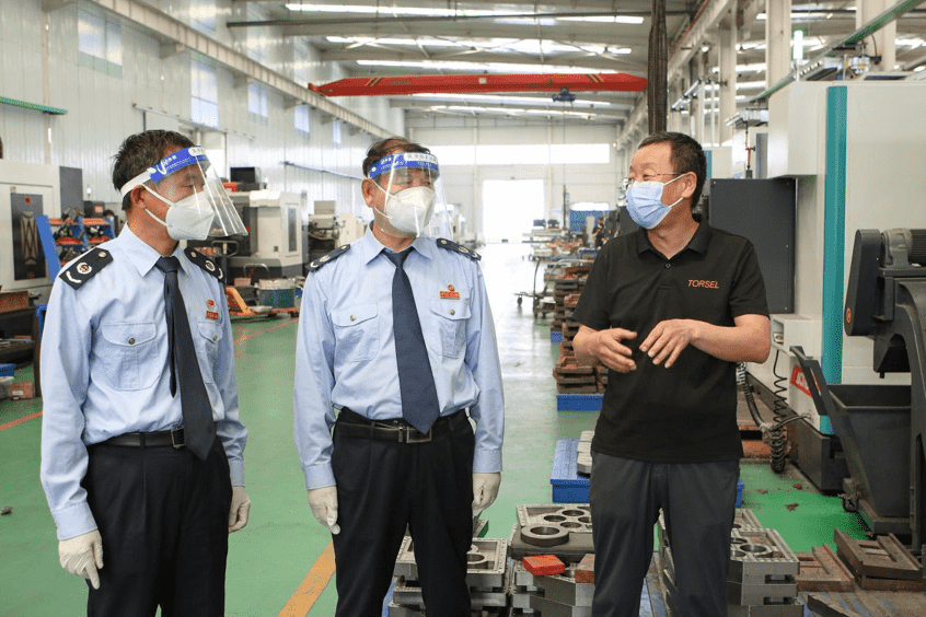 河北豐南區(qū)稅務(wù)局工作人員就組合式稅費支持政策落實情況走訪轄區(qū)納稅人。 王娜攝